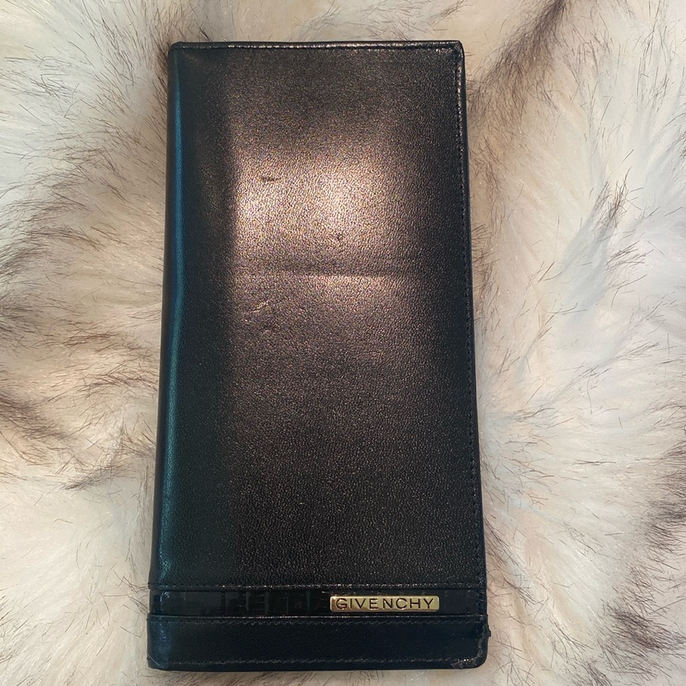 NEW GIVENCHY black leather wallet with craft card compartment